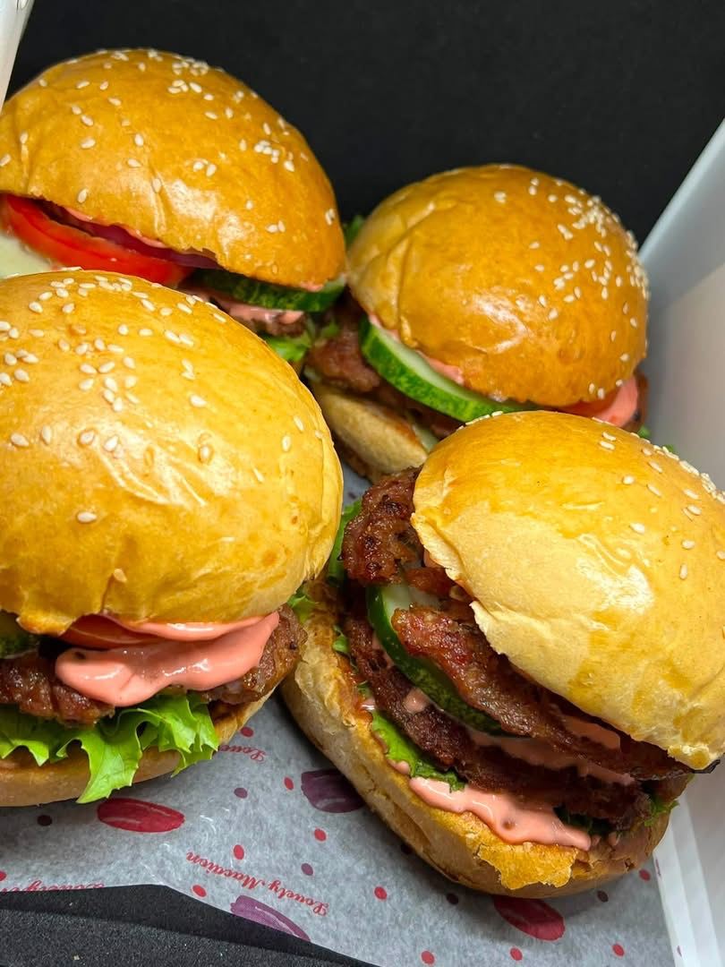 Burger, design 5 by Anah Cakes